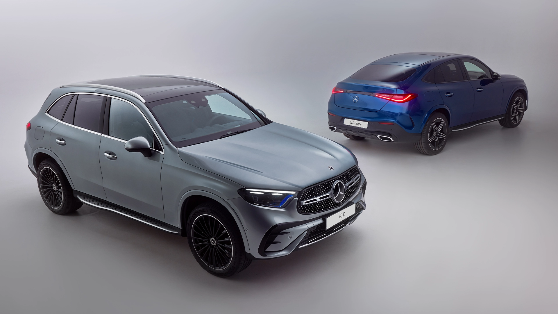 Mercedes-Benz GLC pelēkā un zilā krāsā uz gaiša fona