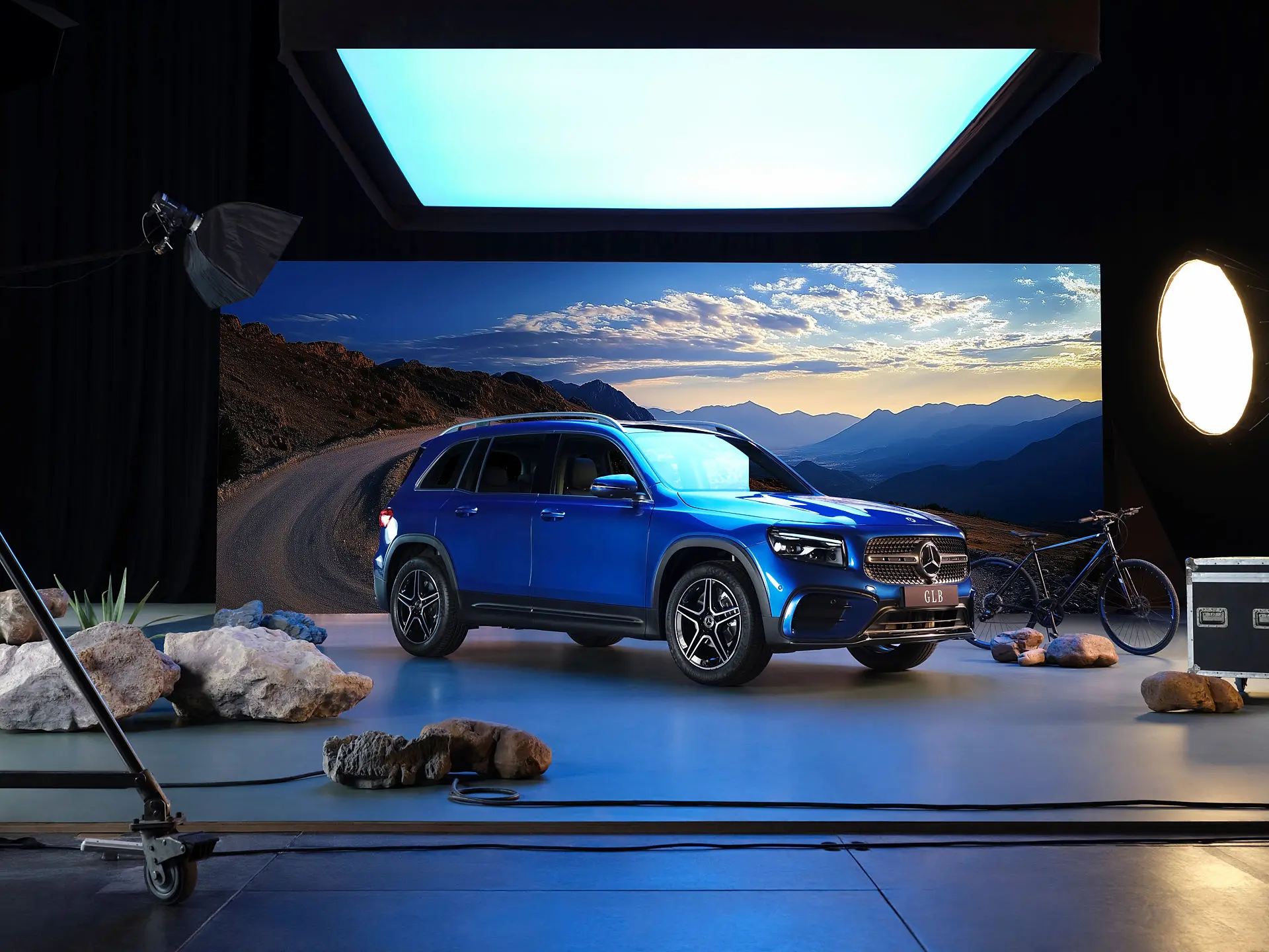 Mercedes-Benz GLB zilā krāsa fotosesijas laukumā