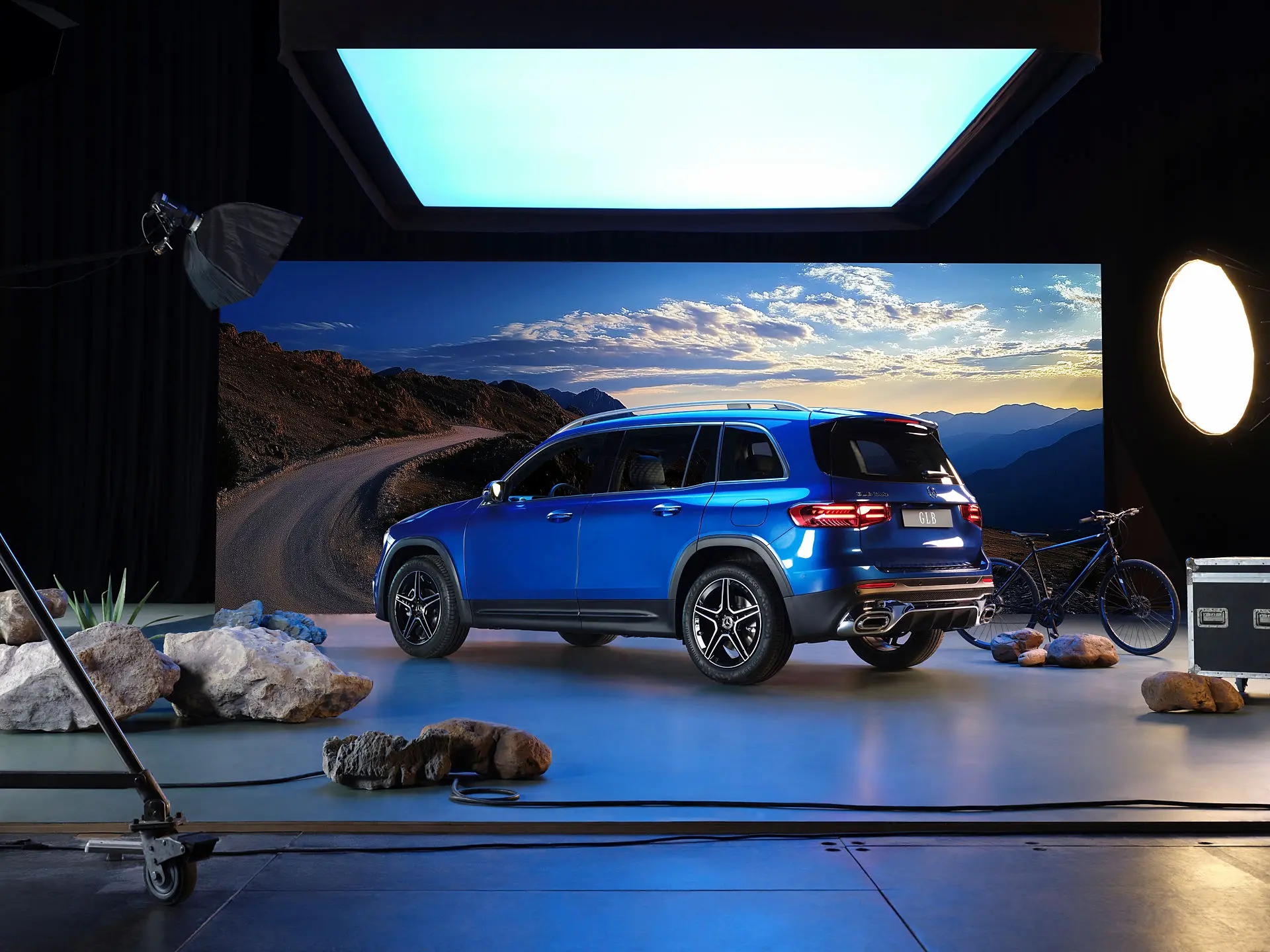 Mercedes-Benz GLB zilā krāsa fotosesijas laukumā