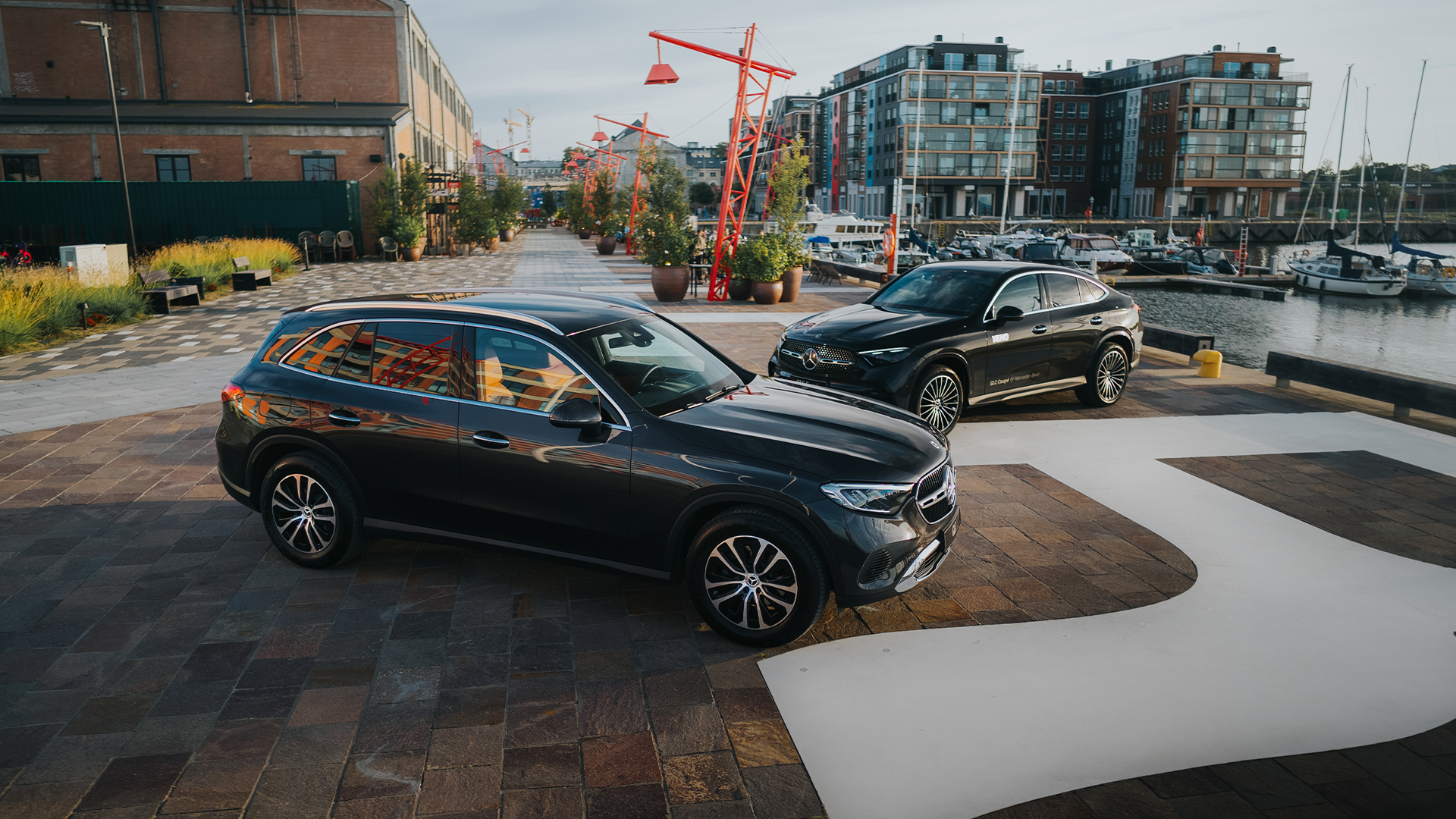 Mercedes-Benz GLC anniversary edition uz ostas fona