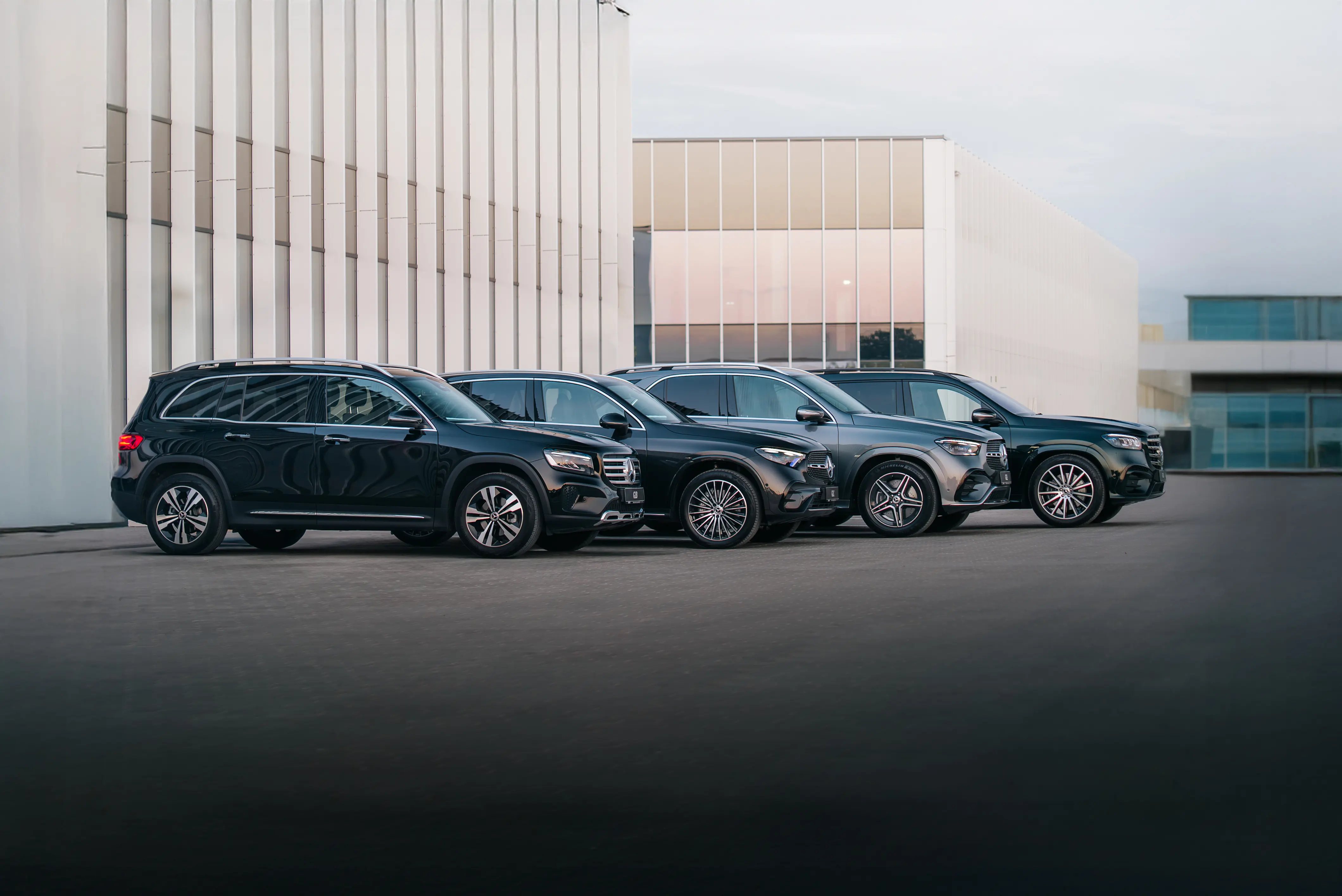 Dažādi Mercedes-Benz noparkoti rindā