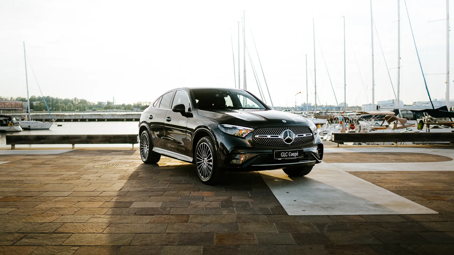 GLC Coupe uz ostas fona
