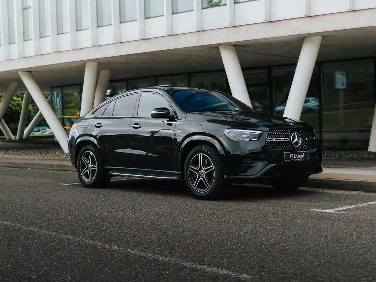 GLE Coupe melns braucot pilsētā