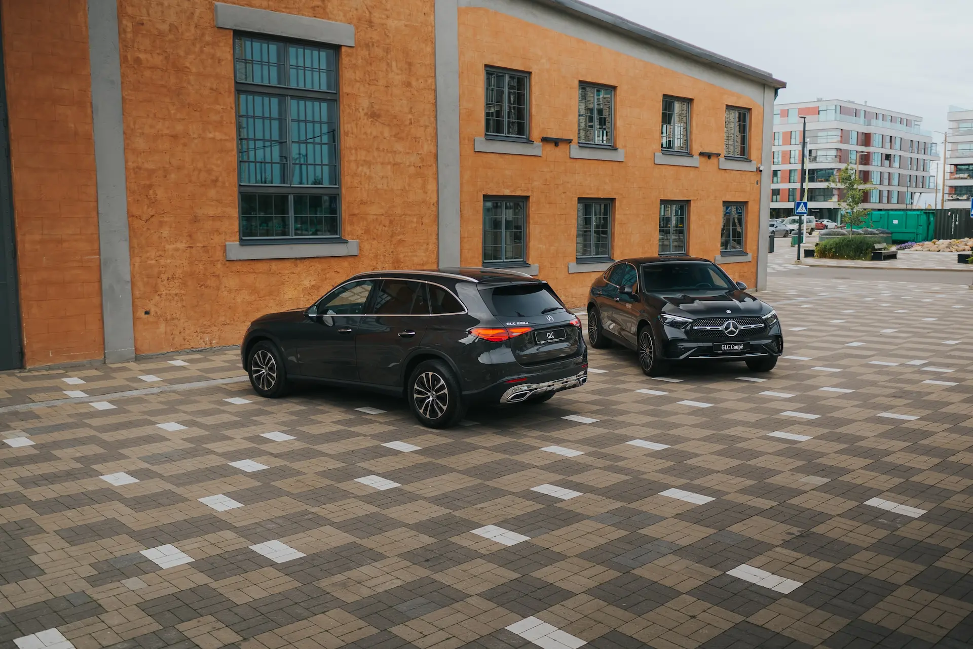GLC SUV un GLC Coupe noparkoti pie ēkas
