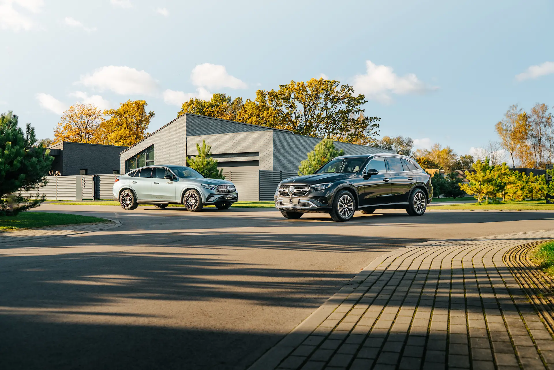 GLC SUV un GLC Coupe uz privātmāju fona